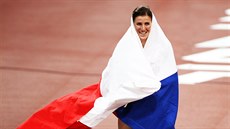 Bronzovou olympijskou medaili oslavila Zuzana Hejnová s českou vlajkou. Mávala...