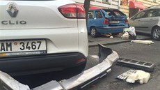 Řidič na Vinohradech naboural desítky zaparkovaných aut (12. dubna 2016).