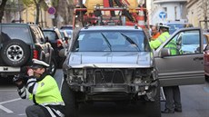 Řidič v pražské Šumavské ulici naboural několik desítek zaparkovaných aut (12....