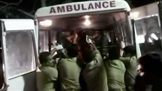 Po�ár hinduistického chrámu v Indii nep�e�ilo na 90 lidí, zran�ných jsou více...