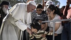 Papež František navštívil uprchlický tábor na ostrově Lesbos (16. dubna 2016).