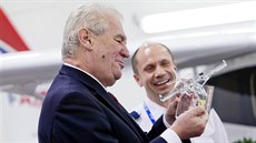 Prezident Milo� Zeman na náv�t�v� spole�nosti F AIR Bene�ov, která provozuje...