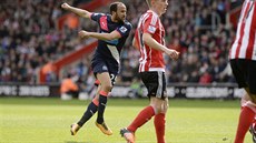 Anglický zálo�ník Andros Townsend z Newcastlu nap�áhl v Southamptonu ke st�ele,...