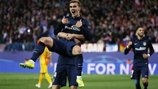 Antoine Griezmann z Atlétika Madrid slaví gól proti Barcelon v odvet...