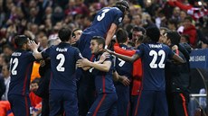 Fotbalisté Atlétika Madrid se radují ve čtvrtfinálové odvetě Ligy mistrů proti...