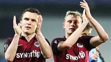 Spa�anský kapitán David Lafata (vlevo) a Ladislav Krej�í zdraví fanou�ky po...
