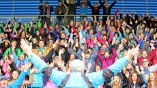 Skalní fanou�ci fotbalist� Plzn� u�ili plze�ské d�ti základní po�iky.