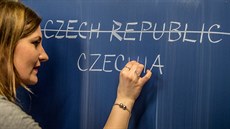 Ilustrační snímek učitelky, která na tabuli přeškrtla název „Česká republika“ a...