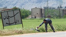 Povstalec likviduje bombu nastraenou v syrském guvernorátu Idlíb