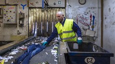 Ve vyso�anské t�ídi�ce papíru pracují spolu s b�nými zam�stnanci i odsouzení...