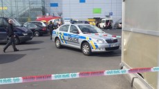 Policie pátrá v okolí Vypichu po zlod�ji, který pobodal jiného mu�e (13.4.2015).