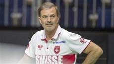 výcarský kapitán fedcupového týmu Heinz Günthardt sleduje pi tréninku své...