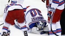 Branká New York Rangers Henrik Lundqvist se svíjí v bolestech.