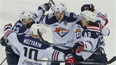 Hokejisté Magnitogorsku slaví gól v sedmém finále play-off KHL, vpravo se...