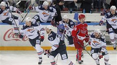 Hokejisté Magnitogorsku slaví zisk Gagarinova poháru, ve finále KHL předčili...