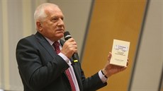 Václav Klaus na pednáce ukazuje svoji knihu, kterou u na téma souasné...