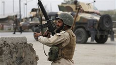 Afghánský voják hlídá jednu z pozic po útoku Talibanu v Kábulu. (19. dubna 2016)