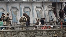 Vojáci na míst niivé exploze v Kábulu. (19. dubna 2016)