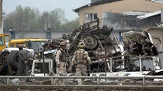 Vojáci na míst niivé exploze v Kábulu. (19. dubna 2016)