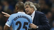 TRENÉROVY RADY. Manuel Pellegrini z Manchesteru City udluje pokyny...