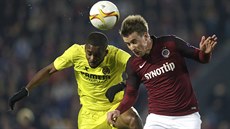 Sparanský obránce Luká Mareek a útoník Cédric Bakambu z Villarrealu bojují...