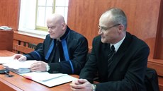 Ob�alovaný léka� Michal Kravec s obhájcem u doma�lického okresního soudu. (14....