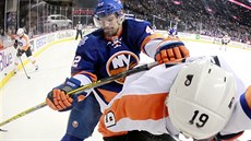 Obránce Scott Mayfield (vlevo) z New York Islanders atakuje Jordana Weala z...