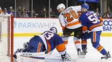 R.J. Umberger z Philadelphie pekonává brankáe  Christophera Gibsona z NY...