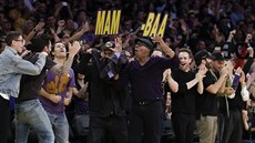 Komici Arsenio Hall (uprosted) a George Lopez sehráli louícímu se Kobemu...