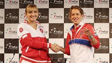 Timea Bacsinszká (vlevo) a Barbora Strýcová pi losu semifinále Fed Cupu...
