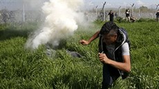 Makedonská policie v ned�li pou�ila slzný plyn proti stovkám migrant�, kte�í se...