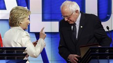 Demokratití prezidenttí kandidáti Hillary Clintonová a Bernie Sanders se...