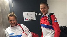 Karolína Plíková (vpravo) a Barbora Strýcová ped tréninkem eských tenistek...
