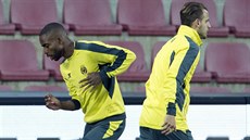 Cedric Bakambu (vlevo) a Roberto Soldado pi tréninku Villarrealu na Letné.