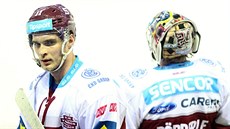Sparťanští hokejisté Vladimír Eminger a Tomáš Pöpperle během prvního finále.