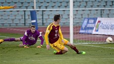 Daniel Tetour (vpravo) práv vstelil gól Dukly. Vlevo pihlíí jablonecký...