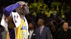Kobe Bryant se louí s kariérou a s fanouky LA Lakers.
