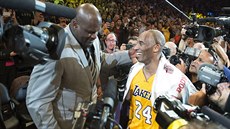 Shaq O´Neal vítá nkdejího paráka Kobeho Bryanta mezi basketbalovými dchodci.