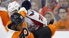 Wayne Simmonds (v oranovém) z Philadelphie se vznáí po souboji s T. J. Oshiem...