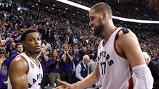 Kyle Lowry (vlevo) a Jonas Valaniunas si oddechli po výhe jejich Toronta nad...