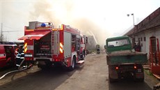 Po�ár haly u trati ve Smi�icích zastavil provoz na Jarom��.