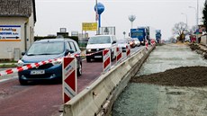 Výluka mezi Hradcem Králové a Jaromí zaala v dubnu, sela se s opravami na silnici.