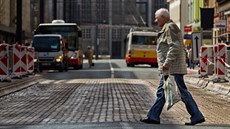 Propadající se zastávky v opravené Dukelské ulici v centru Hradce Králové.