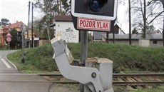 Poni�ená závora na p�ejezdu.