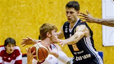 Momentka z basketbalového tvrtfinále mezi Svitavami (bílá) a Nymburkem