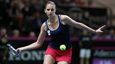 NÁPAH. Karolína Plíková v duelu semifinále Fed Cupu s Viktorijí Golubicovou