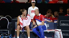 PORADA. Karolína Plíková se bhem semifinále Fed Cupu radí s nehrajícím...