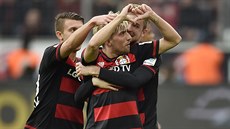 Fotbalisté Leverkusenu (vpředu Kevin Kampl) slaví gól do sítě Frankfurtu.