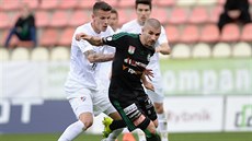 Richard Lásik (vlevo) z Ostravy stíhá Jana Rezka z P�íbrami.