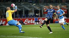 Mauro Icardi (druhý zprava) z Interu Milán skóruje do sít Neapole.